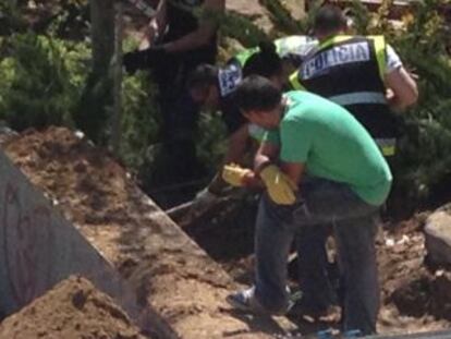Policías buscan en el lugar marcado por los padres.