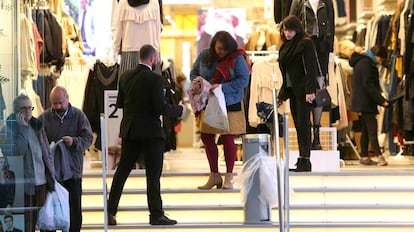 Shoppers on Madrid's Gran Vía.