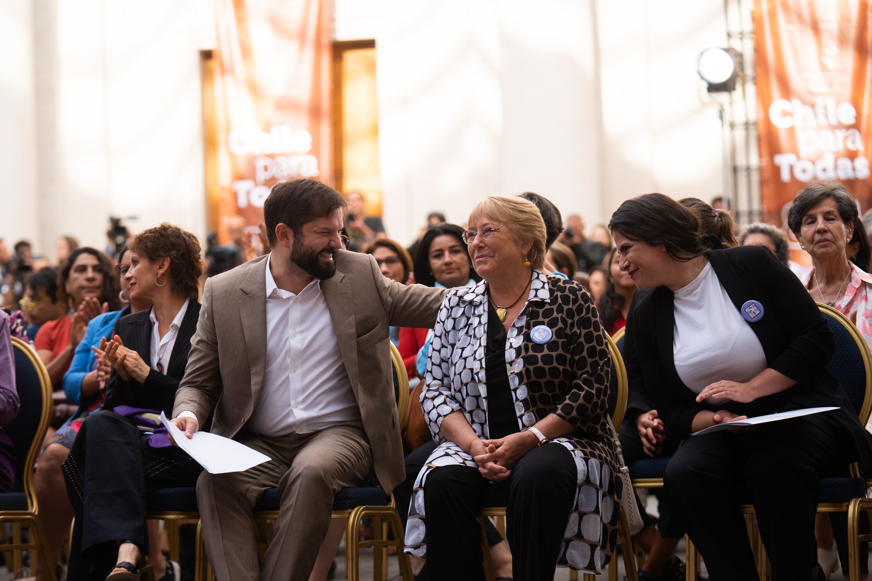 El presidente Boric y la ministra de la Mujer, Antonia Orellana –ambos militantes del Frente Amplio chileno– conversan con una figura que abrió puertas a esta nueva generación política: la expresidenta Michelle Bachelet.