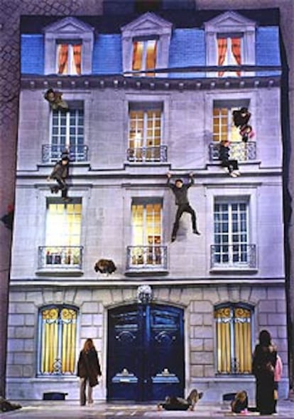 <i>Efecto Spiderman</i> de una instalación con espejos de Leandro Erlich.