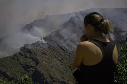 Una vecina de la aldea de Paradaseca observa el humo. 