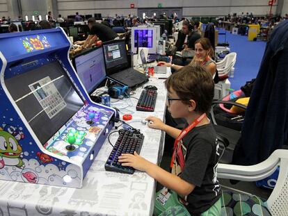 Un niño participa en la fiesta de ordenadores de la Euskal Encounter.