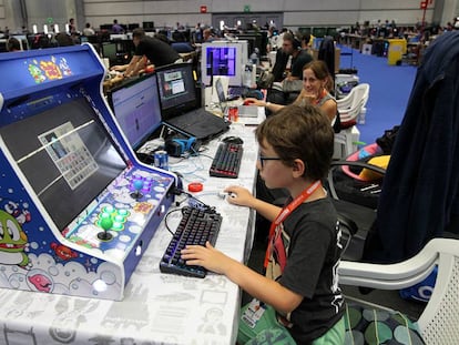 Un niño participa en la fiesta de ordenadores de la Euskal Encounter.