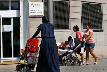 Una mujer inmigrante acude a un centro de salud en Valencia.