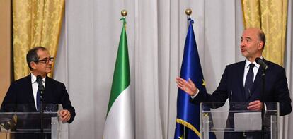 El ministro italiano de Econom&iacute;a y Finanzass, Giovanni Tria (L)y el comisario de Asuntos Europeos, Pierre Moscovici en una rueda de prensa hoy.