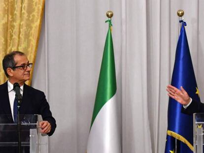 El ministro italiano de Econom&iacute;a y Finanzass, Giovanni Tria (L)y el comisario de Asuntos Europeos, Pierre Moscovici en una rueda de prensa hoy.