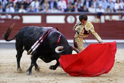 Joselito Adame durante el primer toro de su tarde.