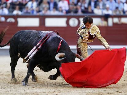 Joselito Adame durante el primer toro de su tarde.