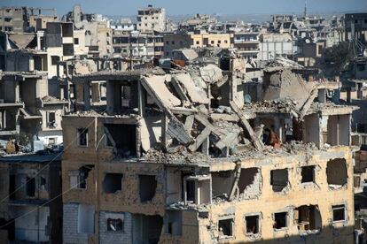 Imagen de edificios destruidos en Raqa, la antigua capital del autodenominado Estado Islámico, en el norte de Siria.