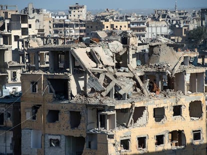 Imagen de edificios destruidos en Raqa, la antigua capital del autodenominado Estado Islámico, en el norte de Siria. 