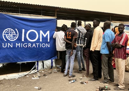 Refugiados sudaneses esperaban ayuda humanitaria frente a un punto de la ONU en el cruce fronterizo de Joda, en Sudán del Sur.