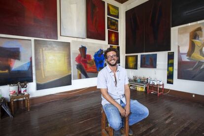 El artista arequipeño Rodrigo Tafur (1970) en su estudio de la Casona Roja de Barranco.