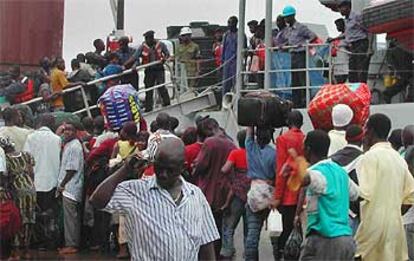 Decenas de extranjeros abandonan Monrovia a bordo de un barco el pasado día 19.