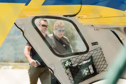 Elton John en baixar del seu avió a l'aeroport de la Seu.