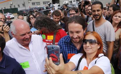 Lluís Rabell, candidato de Catalunya Sí que es Pot y Pablo Iglesias durante su encuentro con los trabajadores de Valeo.