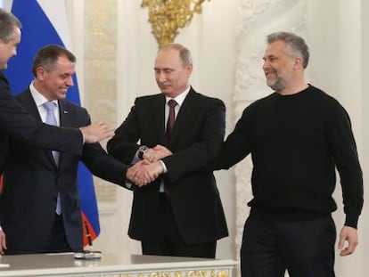 Putin, segundo por la derecha, y las autoridades de Crimea y Sebastopol, tras firmar la anexión.