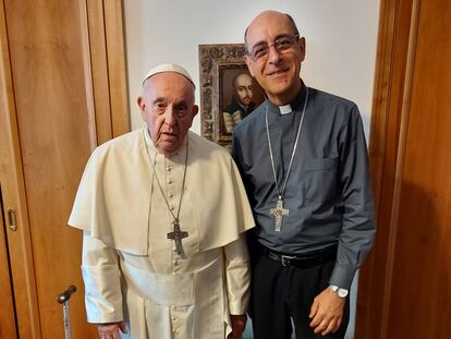 El papa Francisco junto a Monseñor Víctor Manuel Fernández.