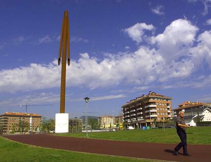 "Parc dels Estudis" con la escultura de Andreu Alfaro "Homenatge a Jacint Verdaguer" en Vic, Barcelona, 2003.