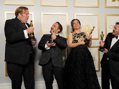 Phillip Bladh, Carlos Cortés, Michellee Couttolenc e Jaime Baksht brincam com suas estatuetas do Oscar de melhor som pelo filme ‘O som do silêncio’.