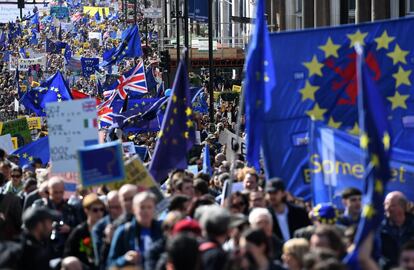 Miles de manifestantes se congregan en el exterior del Parlamento en Londres contra el 'Brexit'.