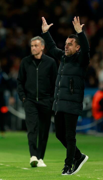 Xavi Hernández y Luis Enrique, en la banda del Parque de los Principes.