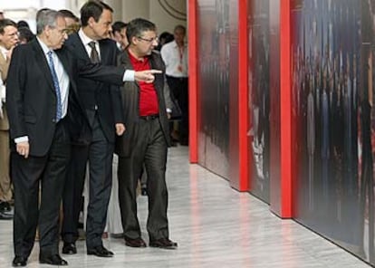 Alfonso Guerra, José Luis Rodríguez Zapatero y José Blanco, en la exposición fotográfica en el Palacio de Congresos de Madrid.