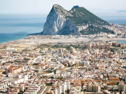 Vista aérea de La Línea, con Gibraltar al fondo.