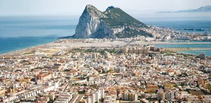 Vista aérea de La Línea, con Gibraltar al fondo.