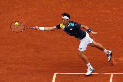 Ferrer se estira para restar durante un partido en París.