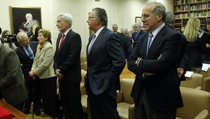 Jos&eacute; Ram&oacute;n Pin, la viuda de Antonio Palomares, Joan Lerma, Felipe Guardiola y Luis Berenguer, en un acto organizado por el CVC en reconocimiento a los ponentes del Estatut de 1982.