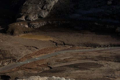 Gran parte de los discursos de Aragonès y Mascort para anunciar la entrada en la emergencia han estado centrados en llamar a la ciudadanía a un ahorro generalizado. en la imagen, el cauce del río Cardener que confluye en el embalse de Llosa del Cavall (Lleida), este jueves. 