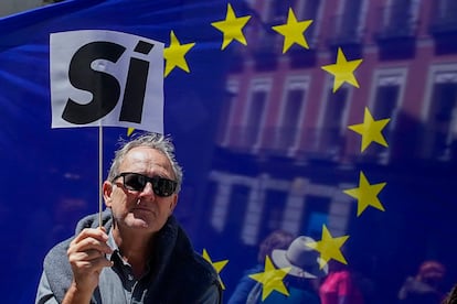Un asistente a la concentración muestra un cartel a favor de Europa.