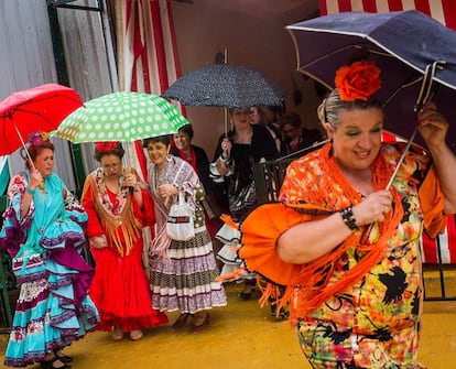 La lluvia ha marcado esta jornada de la Feria de Abril en Sevilla.