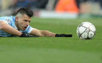 Sergio Aguero, tendido en el césped, durante el partido contra el Real Madrid. 