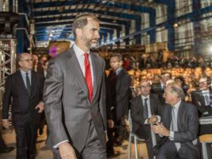 El príncipe Felipe, minutos antes de su intervención en la ceremonia de inauguración de la nueva unidad de reducción de fuelóleo (URF) de la refinería Petronor, esta mañana en Muskiz (Vizcaya).