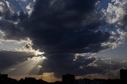 Atardecer nuboso este lunes en Zaragoza.