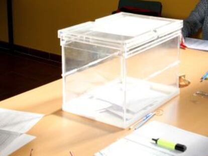 Imagen de archivo de una urna en una mesa electoral.