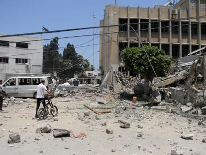 Varios palestinos se acercan a la sede de la UNRWA en Gaza para buscar víctimas entre los escombros del edificio bombardeado, el pasado junio.