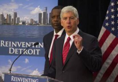 El administrador especial de la ciudad, Kevyn Orr (iz) y el gobernador del estado de Michigan, Rick Snyder (d), durante su comparecencia en julio de 2013 ante los medios para explicar la bancarrota de la ciudad de Detroit, en una rueda de prensa en Detroit, Michigan (EE.UU.). EFE/Archivo