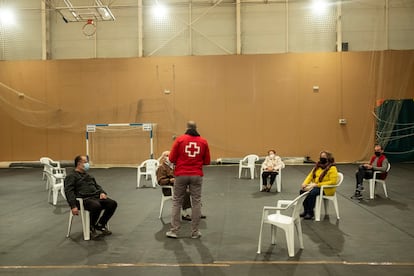 Un grupo de personas espera el resultado de las pruebas en el polideportivo de Morata de Tajuña.