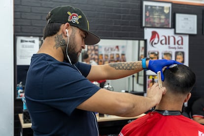 Trabajadores en el salón de belleza Dana Beauty.