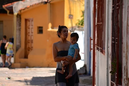 No hay mejor forma de comprender lo acuciante de un cambio que paseando por la Chacarita. Es uno de los asentamientos más antiguos de la ciudad, el lugar al que la mayoría de los habitantes de Asunción no pisan por miedo a que les pase algo —lo cierto es que no es nada recomendable a partir de ciertas horas del día—, pero que está en su mismo corazón.