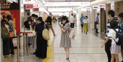 Compradores hacen cola en un centro comercial de TOkio. 