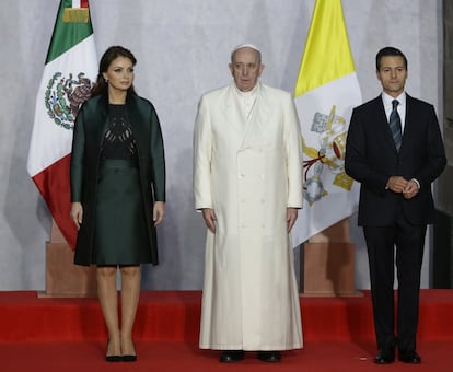 La primera dama lució un vestido verde botella en la ceremonia en el Palacio Nacional la mañana del sábado.