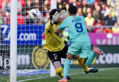 Alexis trata de tocar el balón en el gol de Messi