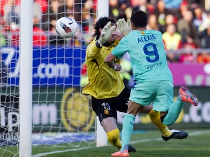 Alexis trata de tocar el bal&oacute;n en el gol de Messi