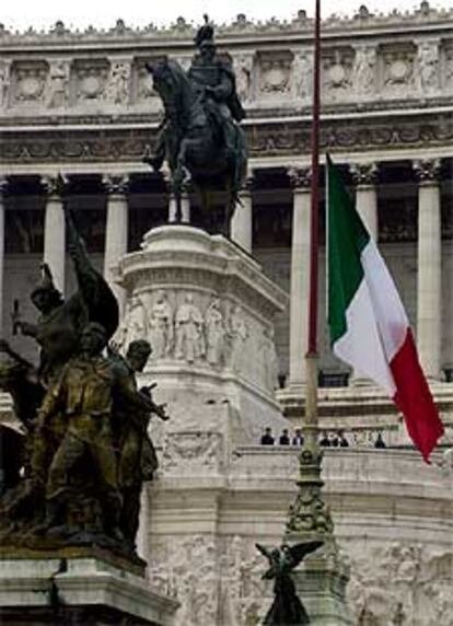 La bandera ubicada junto al monumento al soldado desconocido, en Roma, ondea a media asta. Las muestras de duelo por la muerte de soldados italianos en el ataque al cuartel de Nasiriya han llegado a las calles de la capital.