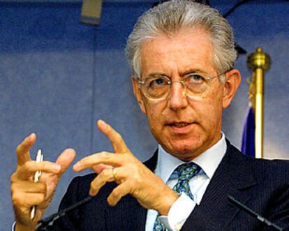 El comisario europeo de la Competencia, Mario Monti, en su despacho de la Comisión Europea en Bruselas.