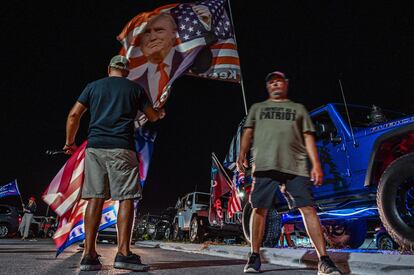 Seguidores de Donald Trump muestran su apoyo frente a la residencia del expresidente, este lunes.