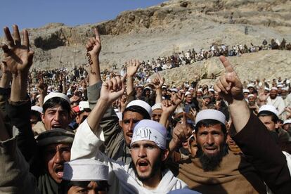 Afganos lanzan consignas contra EE UU durante la protesta posterior a la oración del viernes, en Ghani Khail, al este de Kabul.